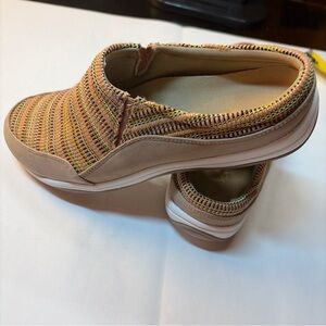 Easy Street Womens Fleet Beige Tan Mule Sneakers Shoes Size 5M